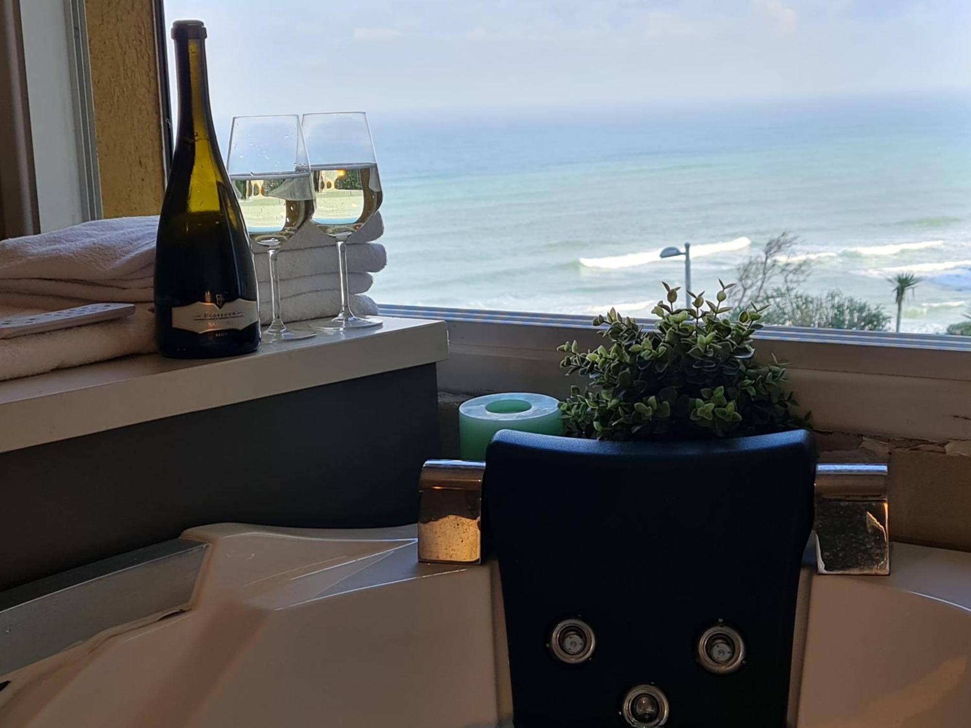 Magic On The Sea-Suites With A Private Jacuzzi And A Private Sea View Netanya Room photo